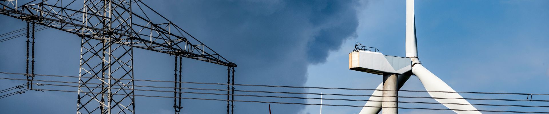 Electricity pylon and wind turbine