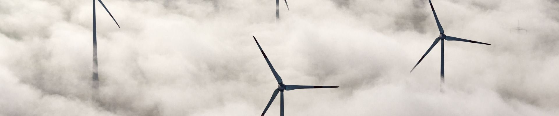 Windenergieanlagen in den Wolken