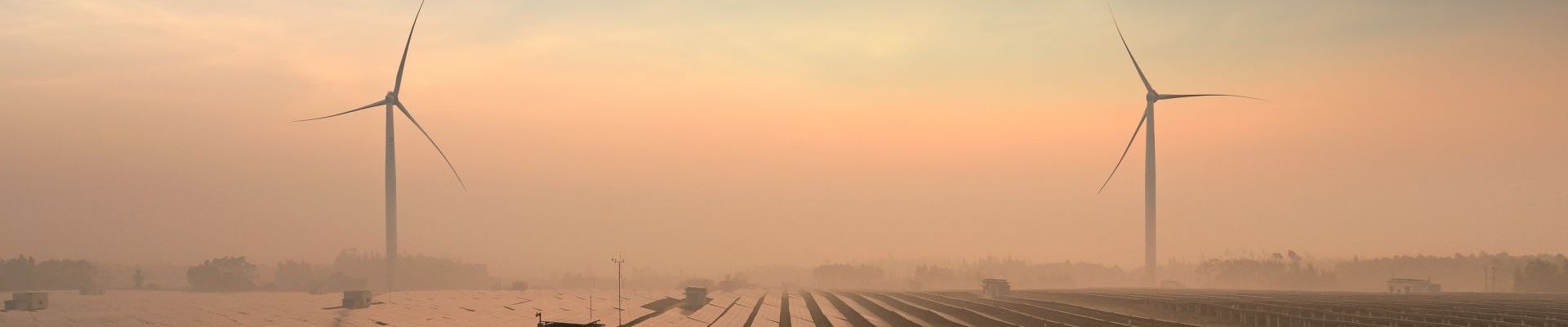 Windenergieanlagen in den Wolken